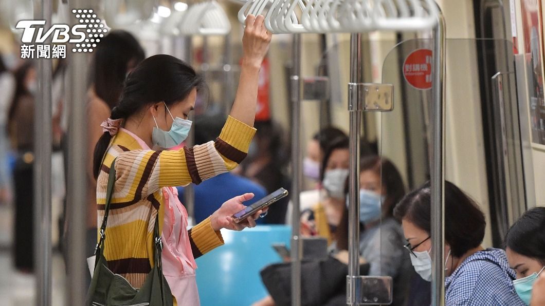 民眾搭大眾運輸強制戴口罩。(圖/中央社)