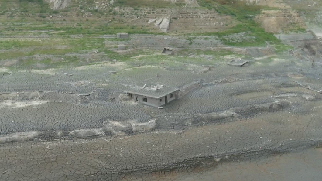 建築在水庫後全埋在水底下。(圖/客傳會提供/本次空拍已獲民航局、苗栗縣政府申請核准)