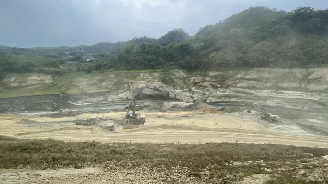 鯉魚潭水庫大片灰色泥土露出。(圖/客傳會提供/本次空拍已獲民航局、苗栗縣政府申請核准)