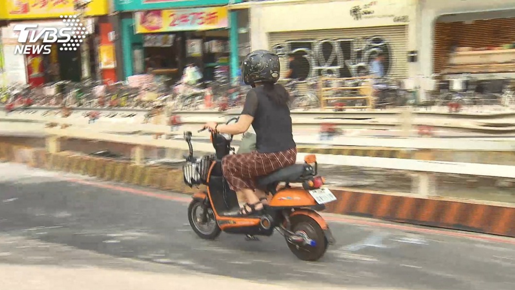 近年來電動自行車造成事故頻傳,政府擬修法規範。(圖/TVBS)