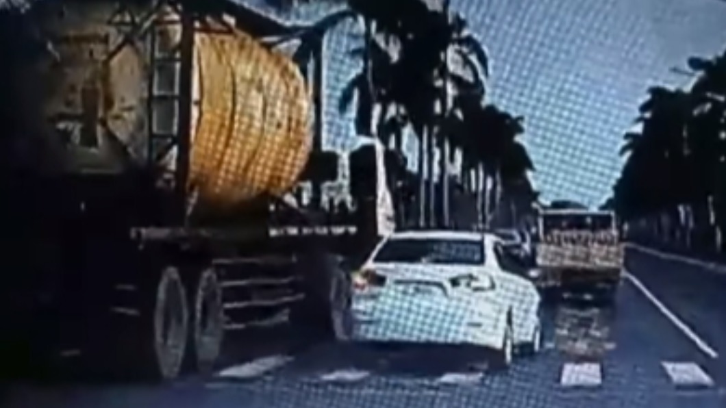 惹怒大車秒反擊。（圖／翻攝自「八卦村-行車紀錄器影片上傳中心」）