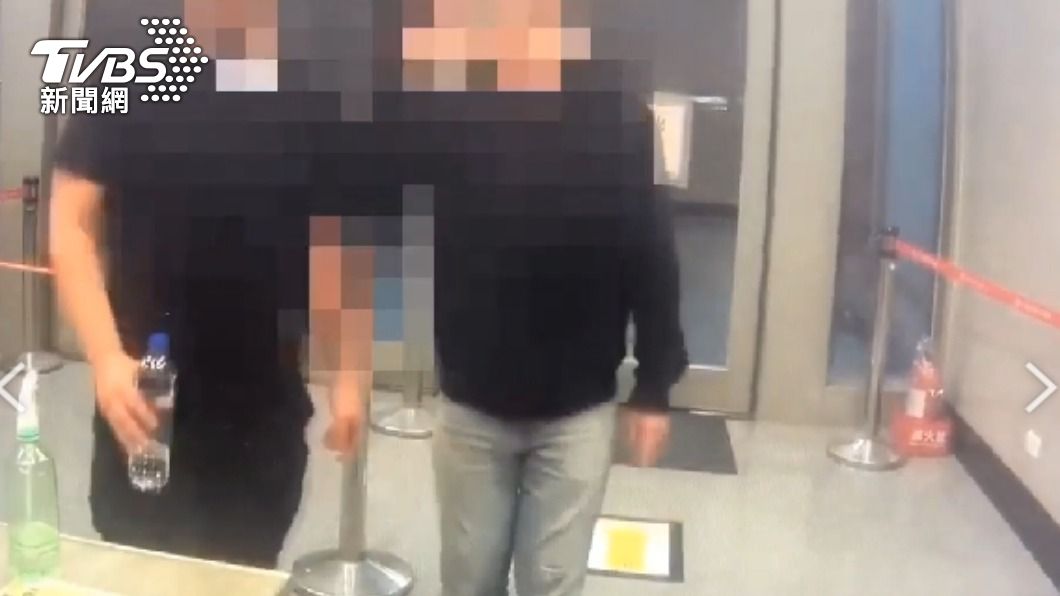 混亂之下黑衣人不慎砸毀值班員警的電腦,事後道歉也願意賠償。