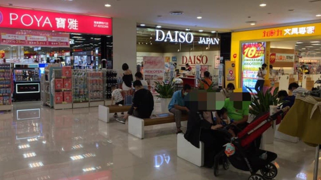 藥妝店連開一排 休息區驚現「男友石化區」:坐滿無奈