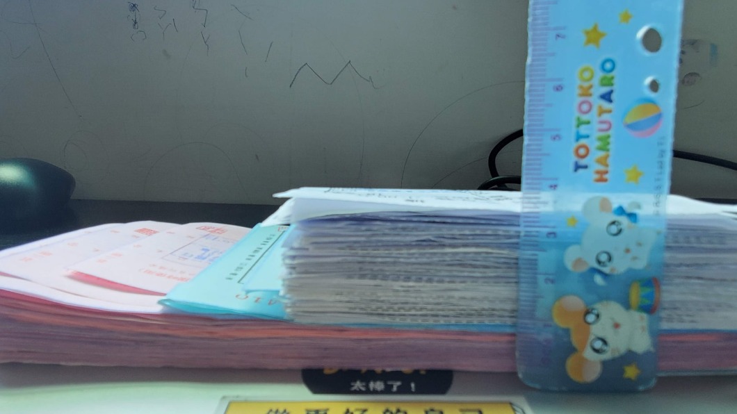 4孩全讀私幼　爸翻「學費收據山」驚：1公分值100萬