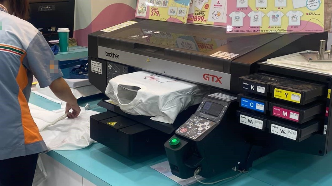 民眾驚見超商店員正在印衣服。(圖/翻攝自「路上觀察學院」)