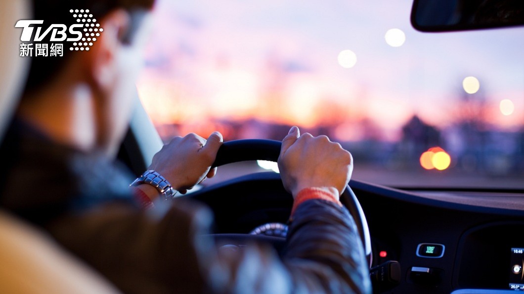 日前丈夫開車時,人妻則在副駕駛座指指點點。(示意圖/shutterstock 達志影像)