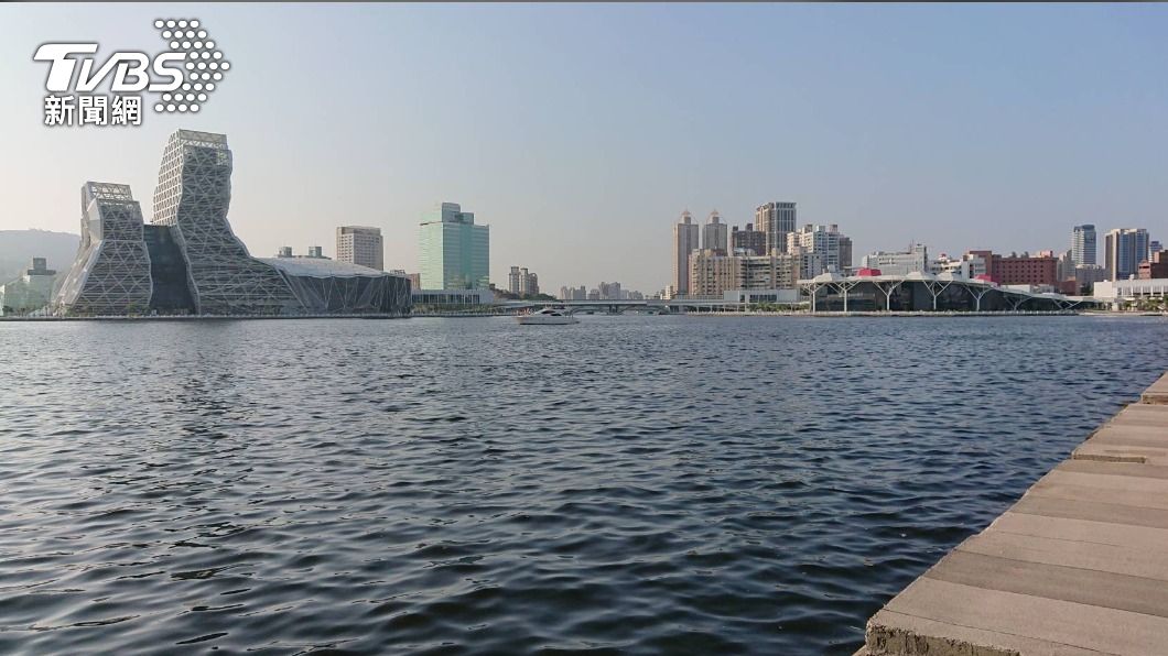 環保署提醒,空汙中含有的PM2.5細懸浮微粒會致癌,若非得出門務必戴口罩。(圖/TVBS)