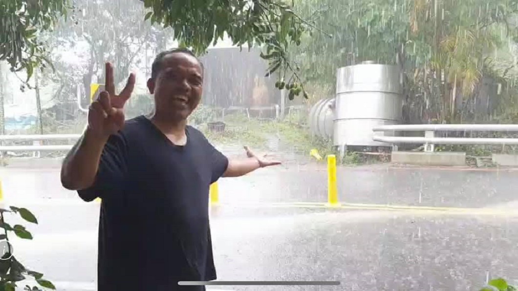 屏東降大雨水流成河　他曝「民眾淋雨片」：拿麼開心