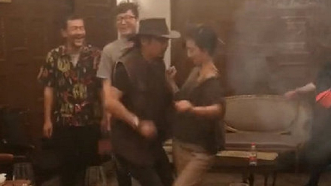 桂綸鎂貼壯漢尬舞。(圖/翻攝自微博)