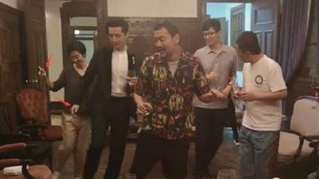 桂綸鎂菸酒不離手。(圖/翻攝自微博)