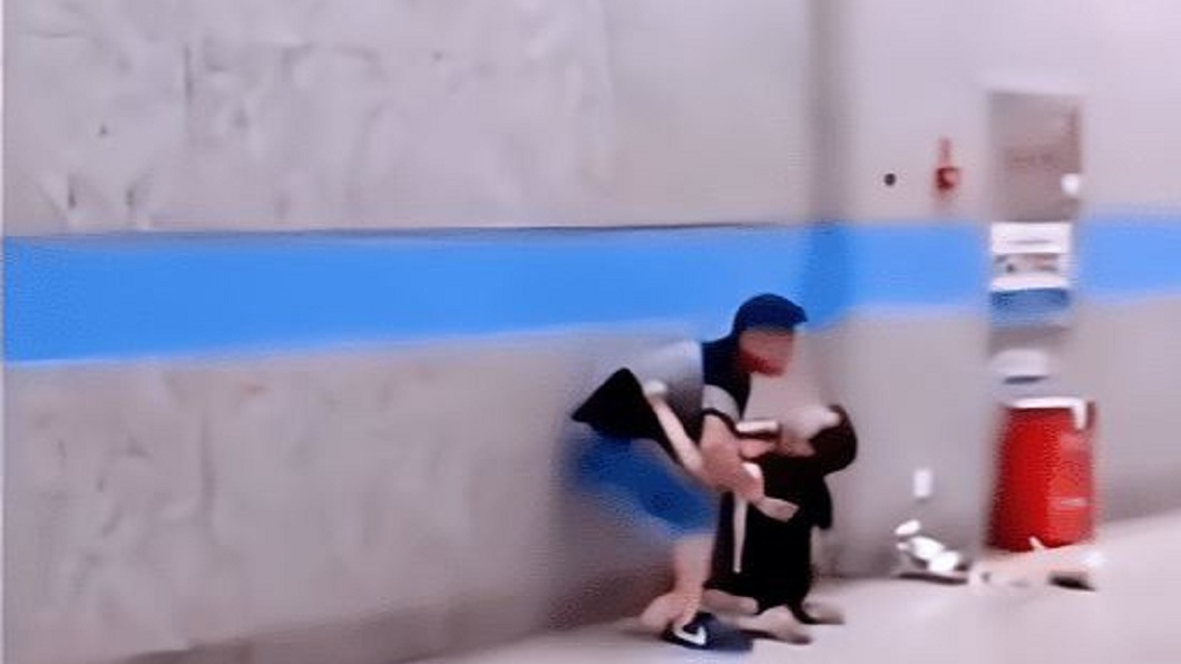 女方哭哭啼啼地問男方:為什麼要辜負這8年的感情?(圖/翻攝自騰訊網)