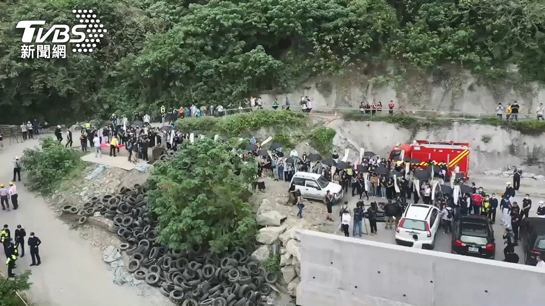太魯閣罹難者家屬找嘸人 台鐵員工:去龍山寺問神明!