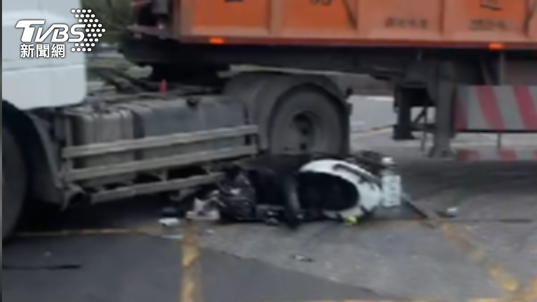 國三生無照超車不慎　慘遭迴轉砂石車輾斃車頭全爛