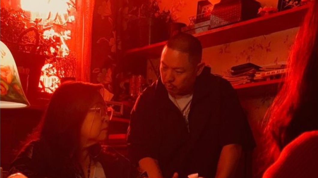 黃頤銘的媽媽客串華人算命師。（圖／翻攝自mreddiehuang Instagram）