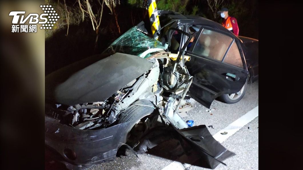 少年趁家人熟睡深夜私自駕車出遊　撞路燈受傷