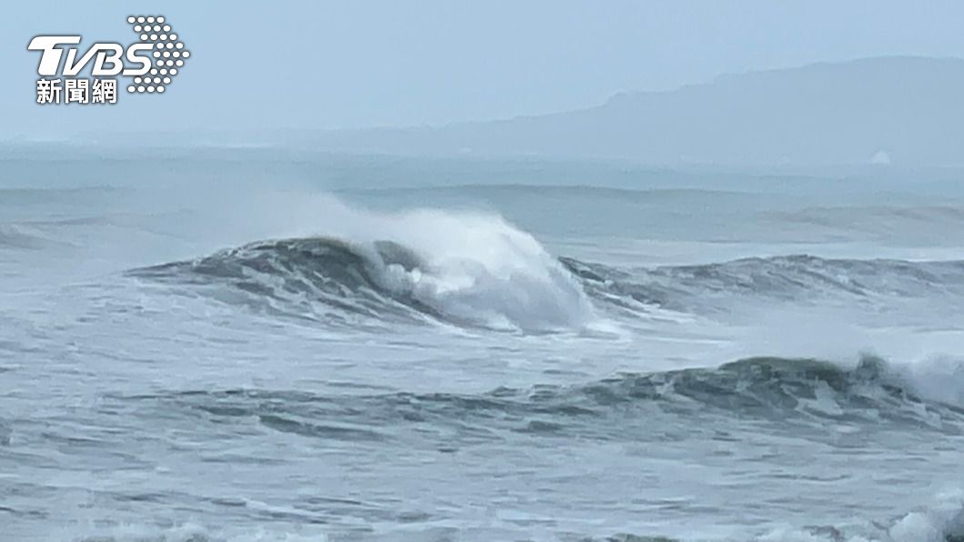 颱風舒力基外圍環流影響 屏東佳樂水浪高2層樓