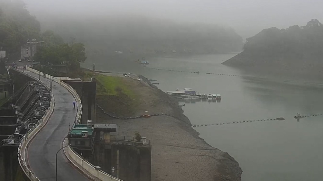 石門水庫集水區稍早終於降雨。（圖／翻攝自石門水庫即時影像）