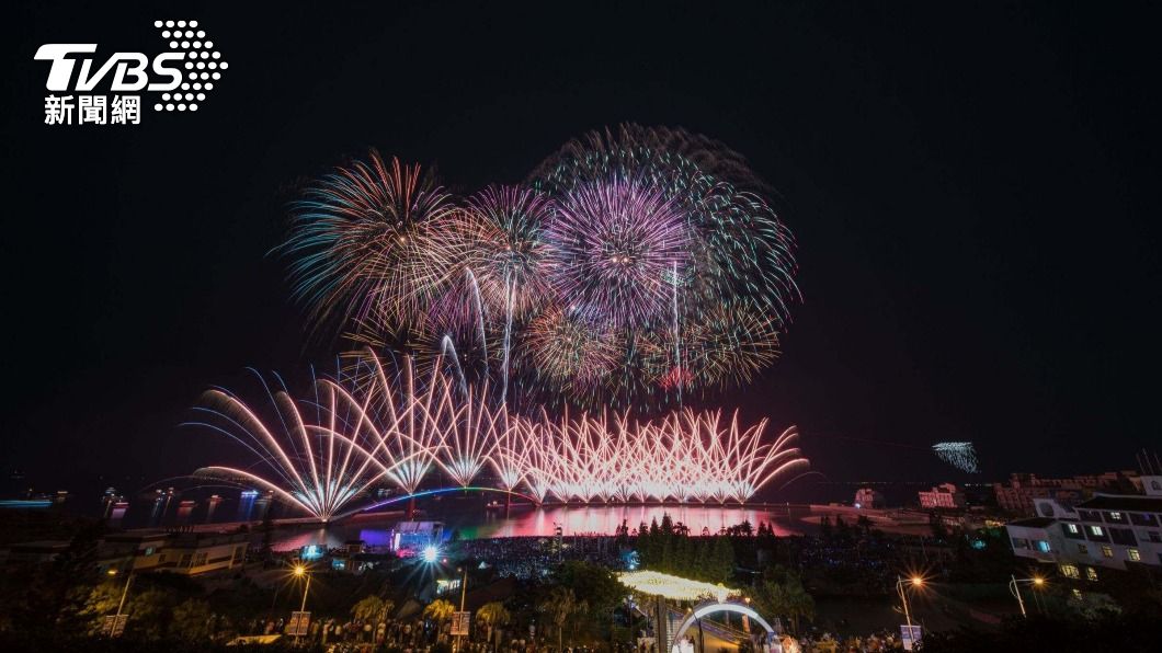 澎湖國際海上花火節今年邁入第19年，於22日閃耀登場。（圖／中央社）