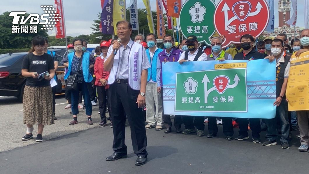 五一行動聯盟舉辦大遊行行前記者會,全國產業總工會理事長江健興(前)表示,政府應該屢行政見、提高薪資,避免讓台灣成為低薪國家。(圖/中央社)