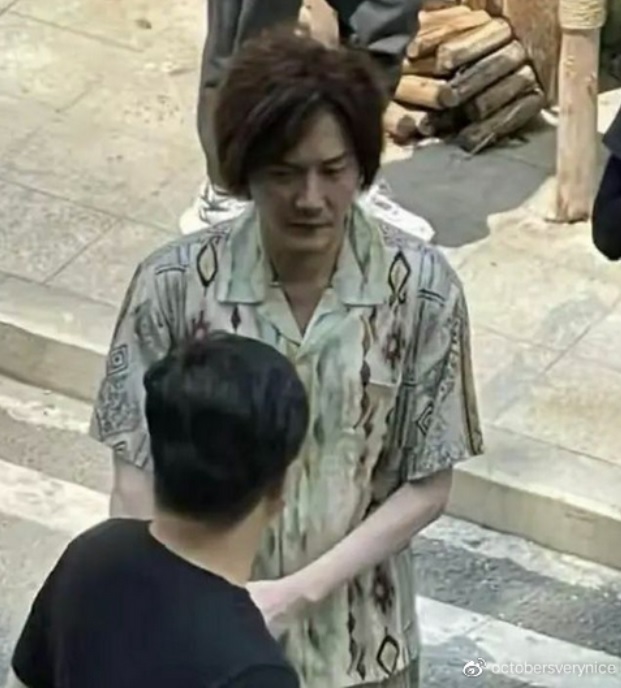 馮紹峰上月被拍到暴瘦的憔悴模樣。(圖/翻攝自微博)