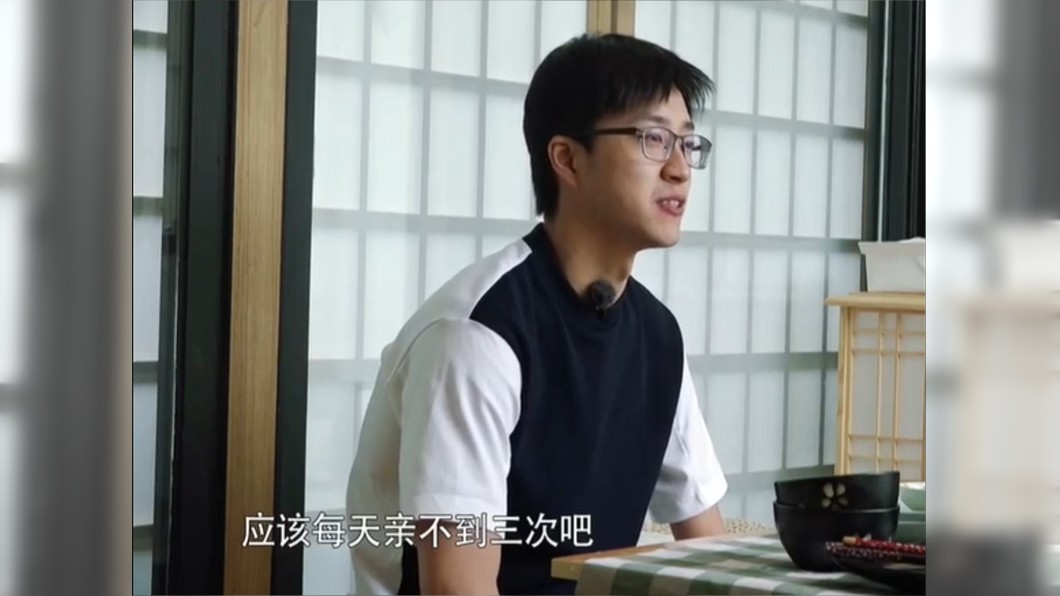 江宏傑表明，自從寶寶出生後，親吻頻率減少。（圖／翻攝自微博）
