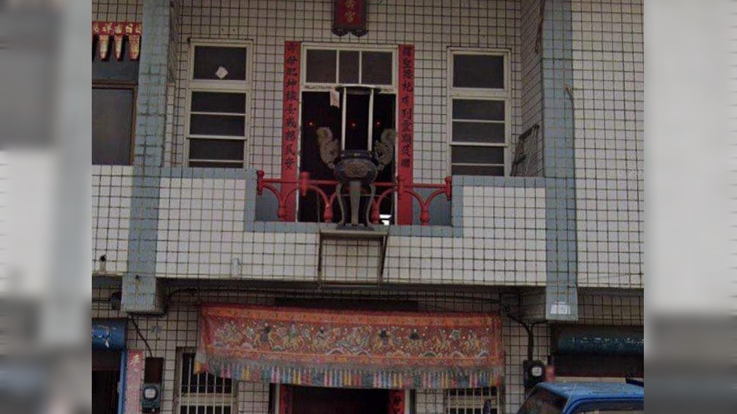天公爐被安裝在陽台外。(圖/翻攝自奇葩裝潢分享中心臉書)