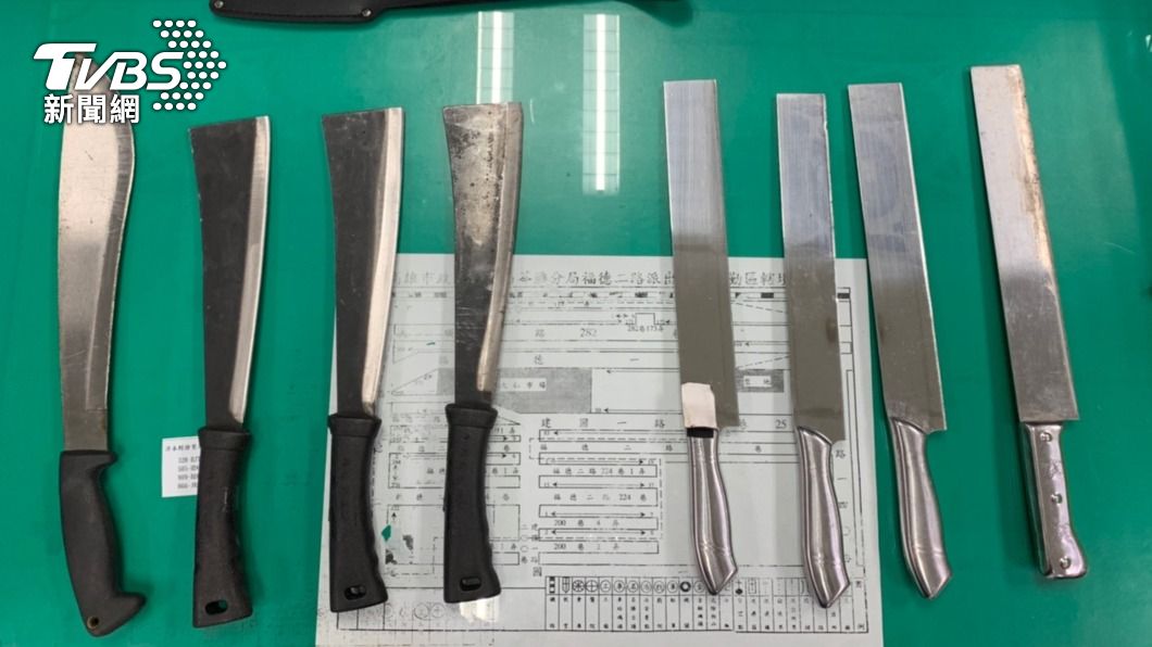 高雄警關切停路旁爆胎車輛 眼尖搜出毒品及刀械