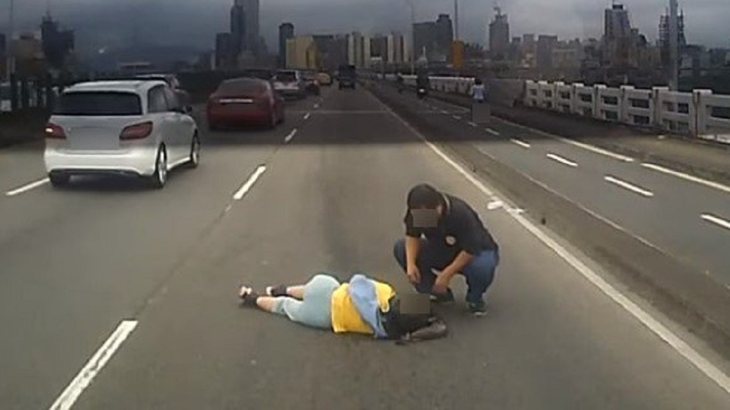 貨車駕駛回到現場查看狀況。(圖/翻攝自爆料公社二社)
