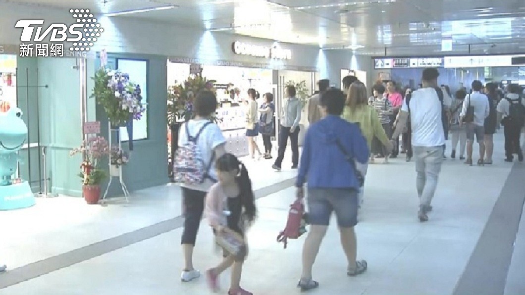詹男最近又在北車地下街隨機向民眾搭訕借錢。（圖／TVBS資料畫面）