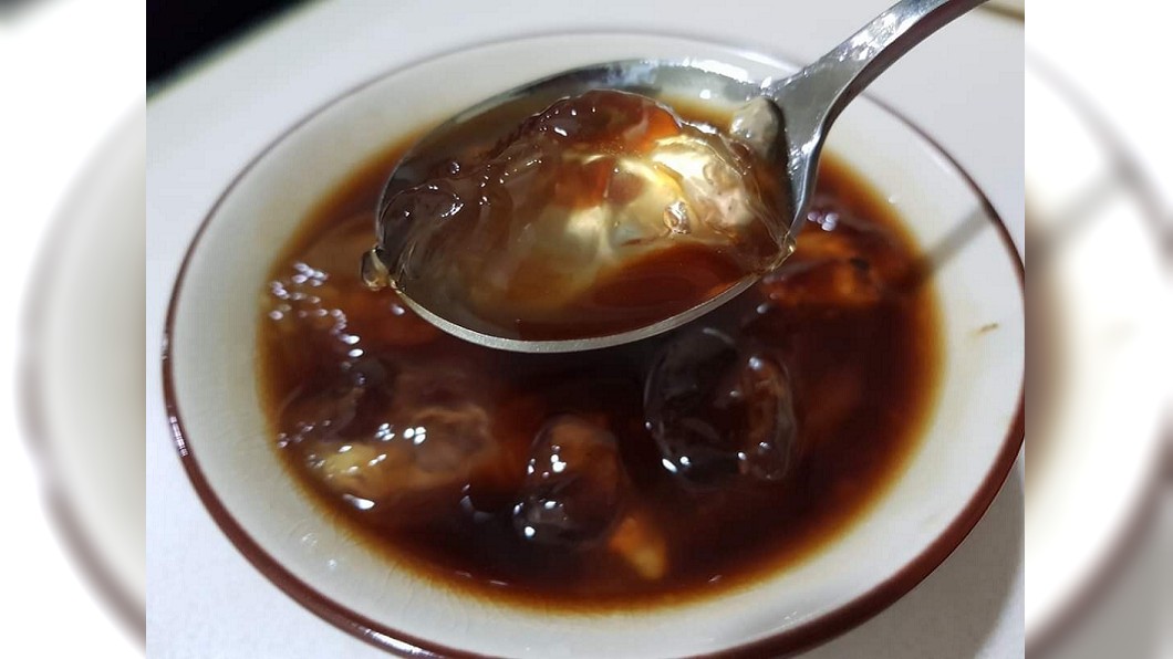 有資深網友分享沖太白粉加點糖水就是超美味的零食。(圖/翻攝自臉書社團「路上觀察學院」)