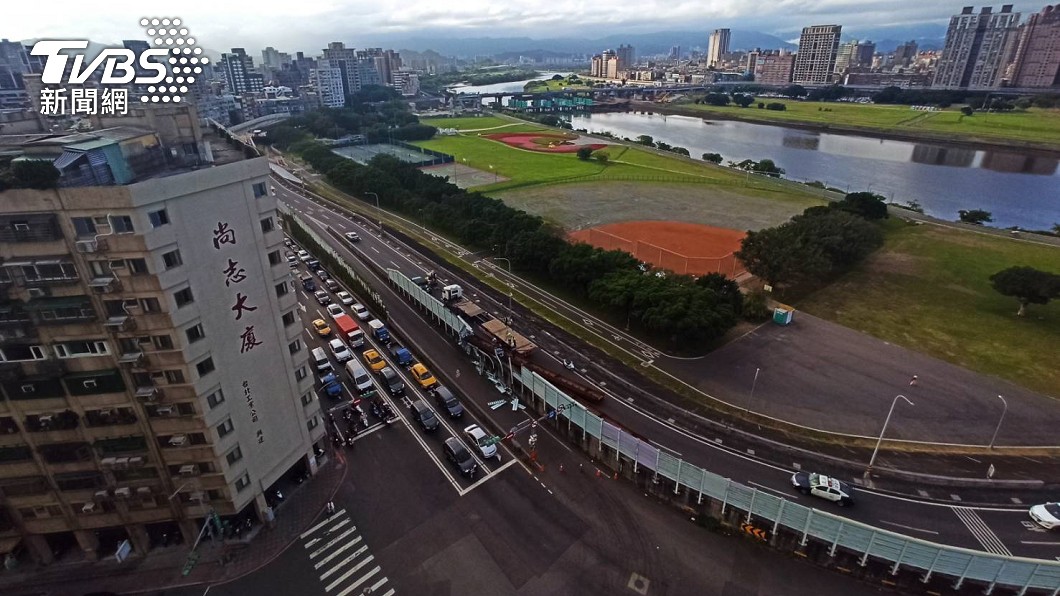 大量車流壅塞。(圖/TVBS)