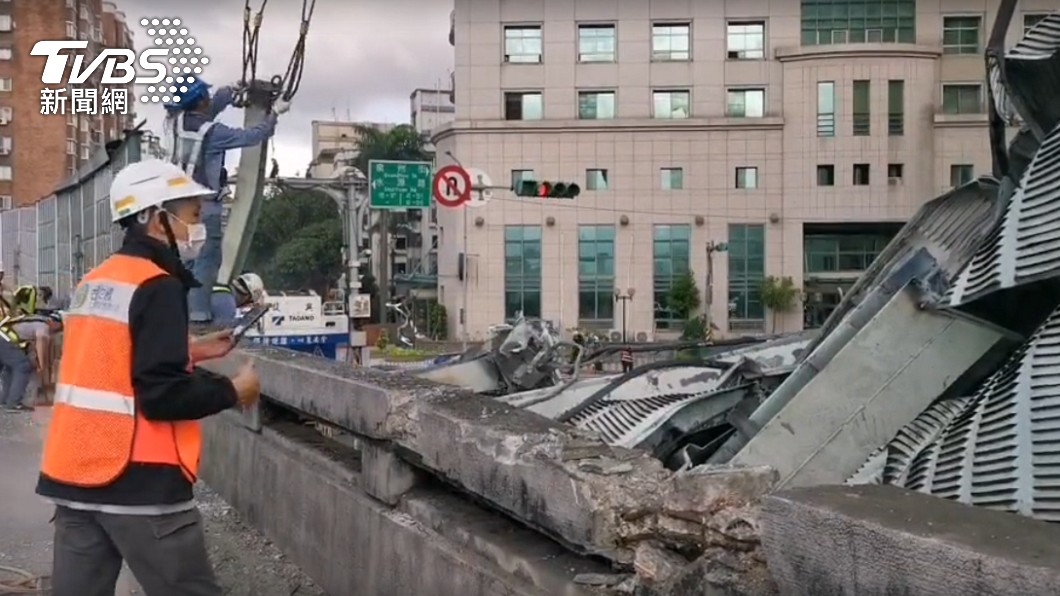 聯結車鋼條沒綁牢「砸毀隔音牆」 水快南向一度打結