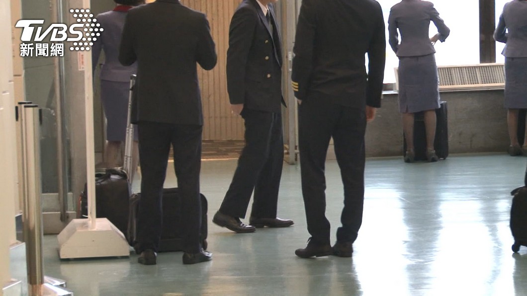 這個印尼籍家庭,因為當地疫情嚴峻,不只機師帶著妻子來台同住,10歲的孩子也接來台灣接受遠距教學,而他在23日就已經確診。(圖/TVBS資料畫面)
