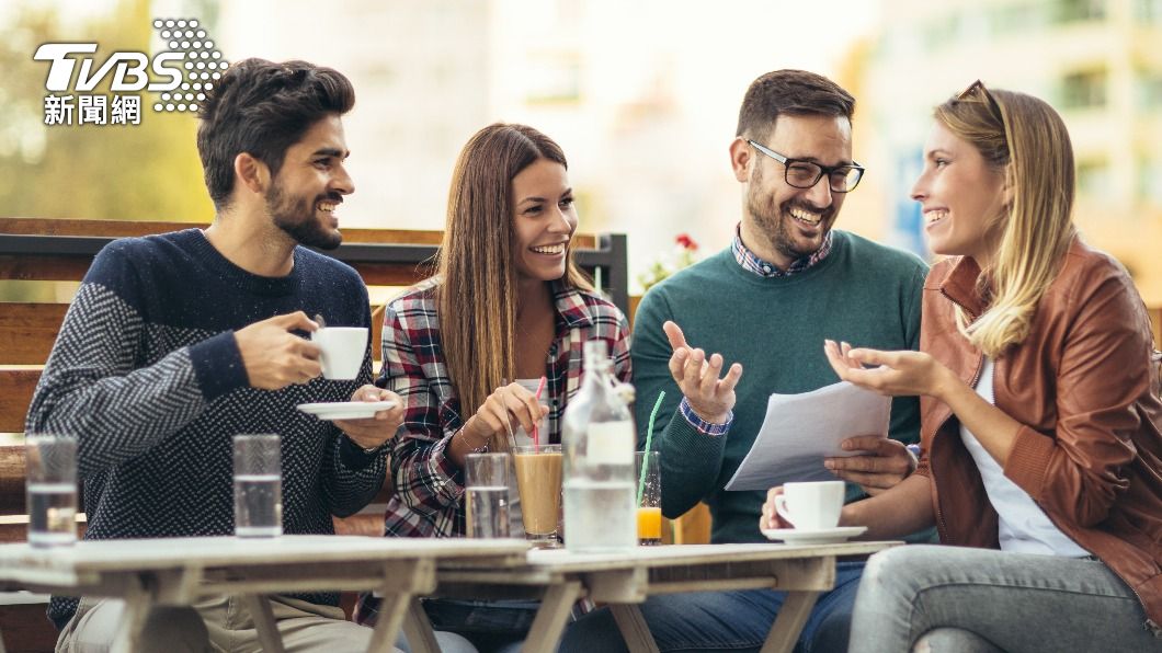 據網路調查,近半網友願意將另一半介紹給好友認識。(示意圖/shutterstock達志影像)