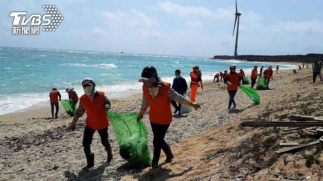 澎湖海洋年全民齊淨灘 拾海漂垃圾促美麗海灣再現