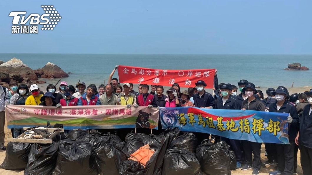 民眾展現愛護海洋環境的精神。(圖/中央社)