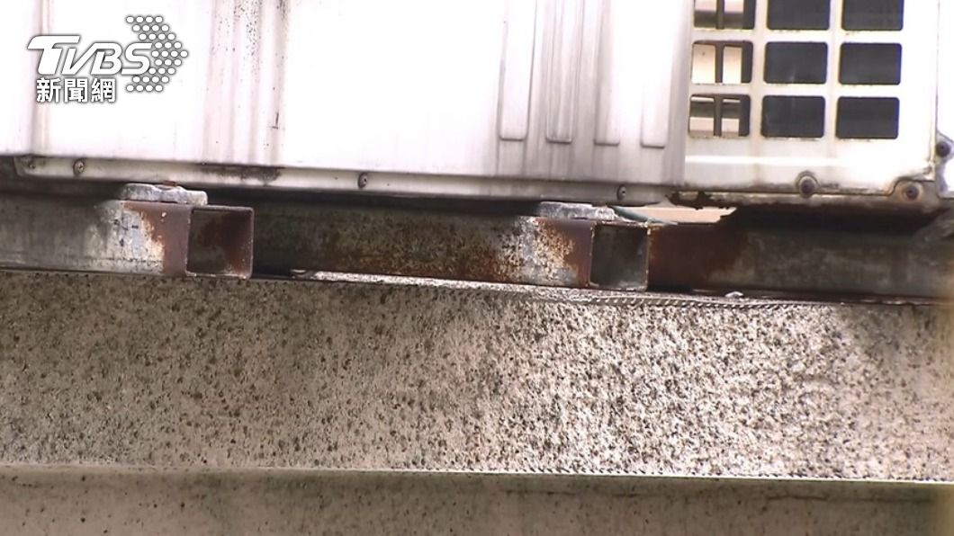 冷氣機支架老舊、生鏽承受力不足容易釀成危險。(示意圖/TVBS)