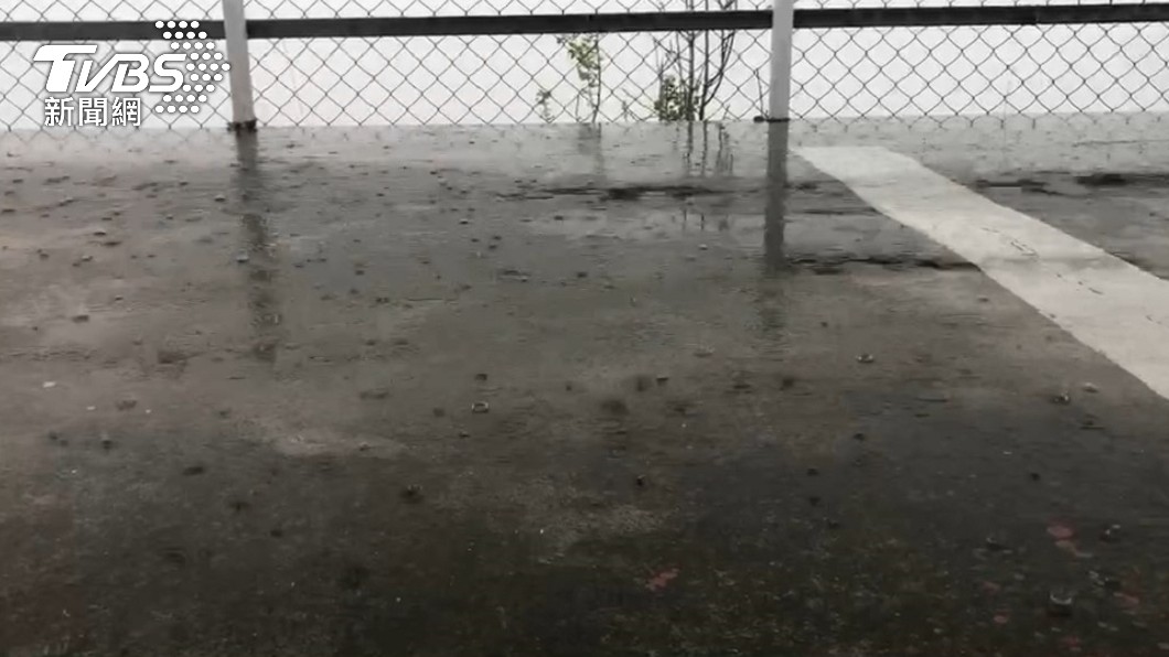 南投大崙山出現又急又快的雨勢。(圖/TVBS)