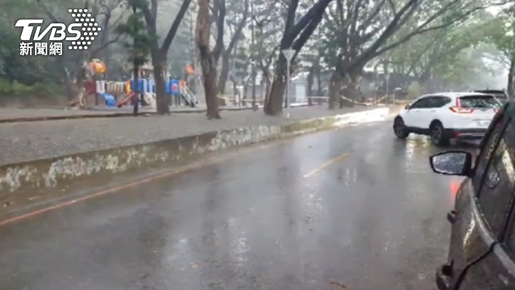 深受乾旱影響的曾文水庫終於降雨。（圖／TVBS）
