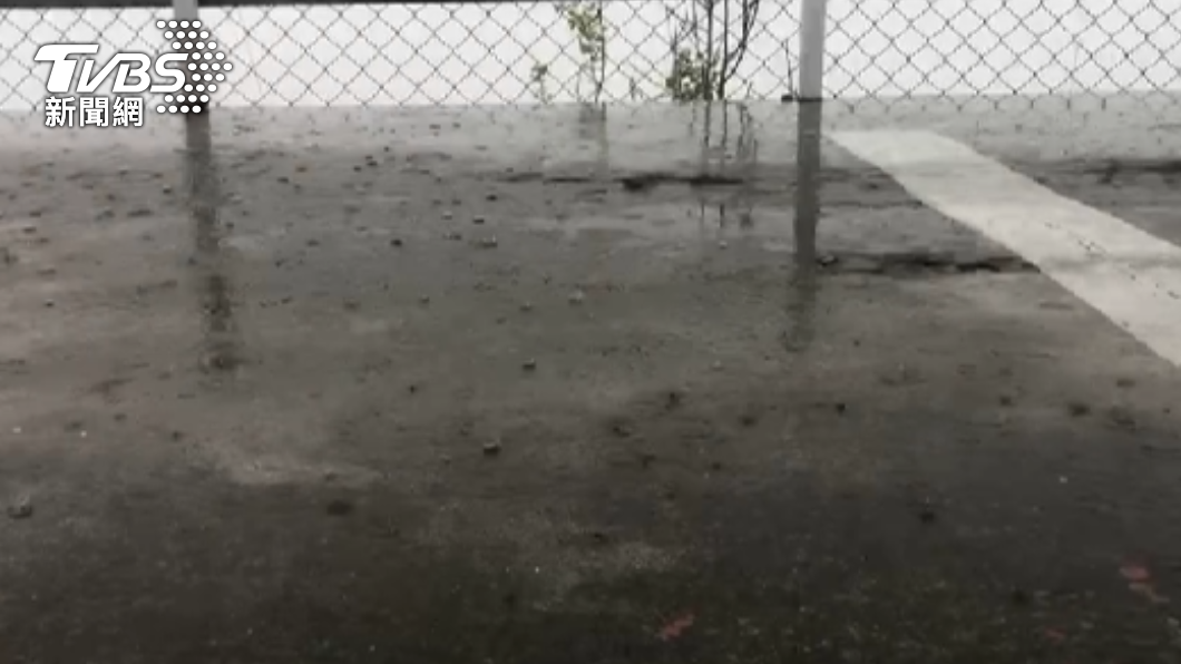 南投大崙山一帶下起短暫陣雨。（圖／TVBS）