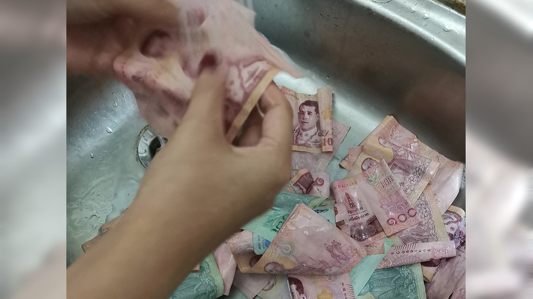 手機店老闆請店員協助清潔鈔票。(圖/翻攝自Tanawat Potimu臉書)