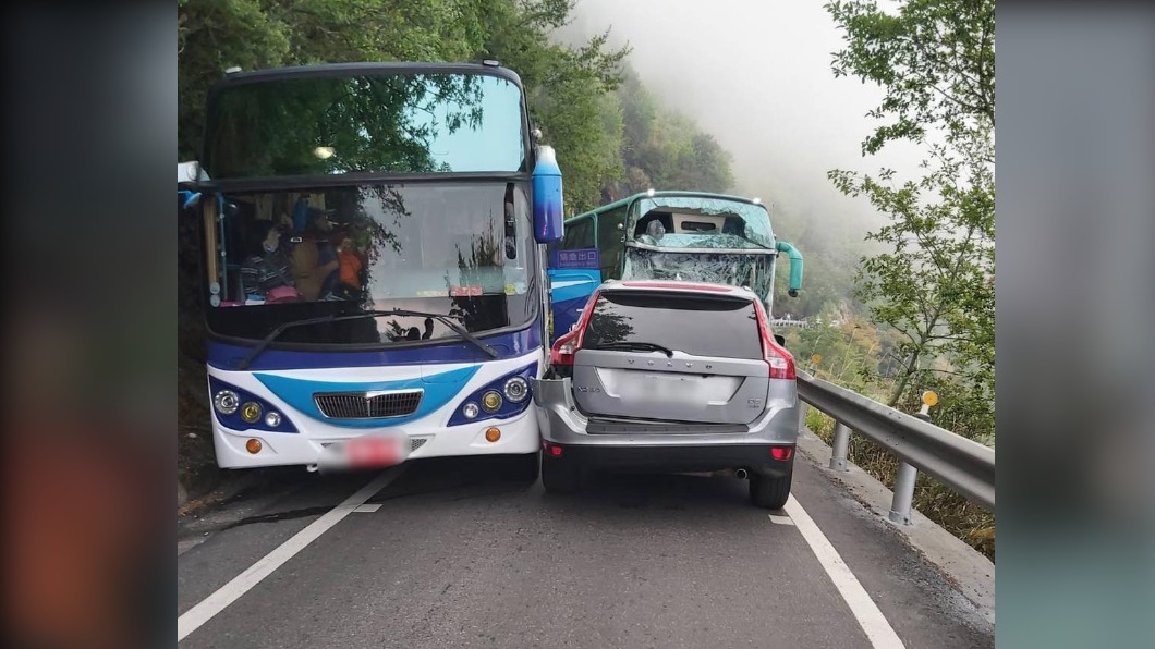 中橫清境路段兩輛遊覽車追撞 至少11人傷、交通回堵