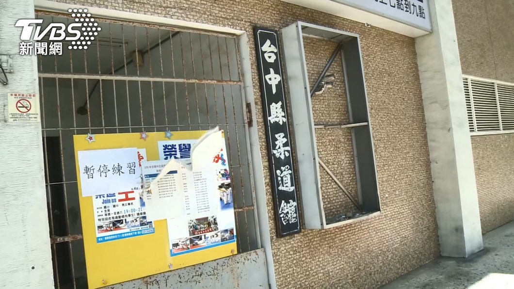 狠摔7歲男童害腦死 柔道教練道館招牌遭砸毀