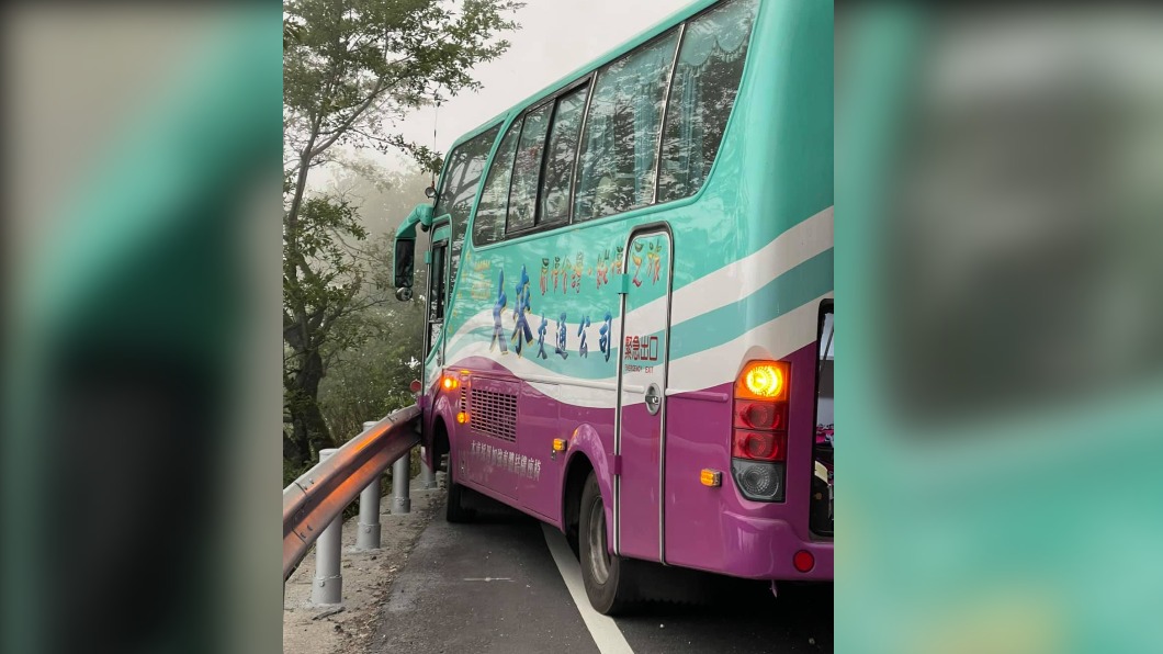 遊覽車險些跌落山壁。(圖/翻攝自爆怨2公社臉書)