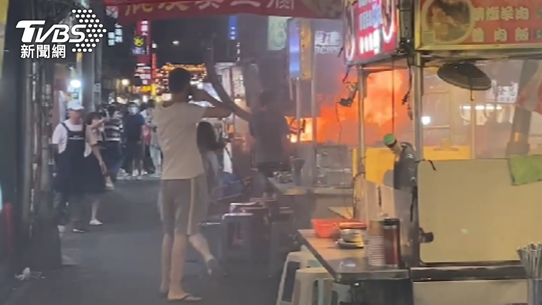 快訊/驚逃!饒河夜市火警 疑攤販排煙管起火燃燒
