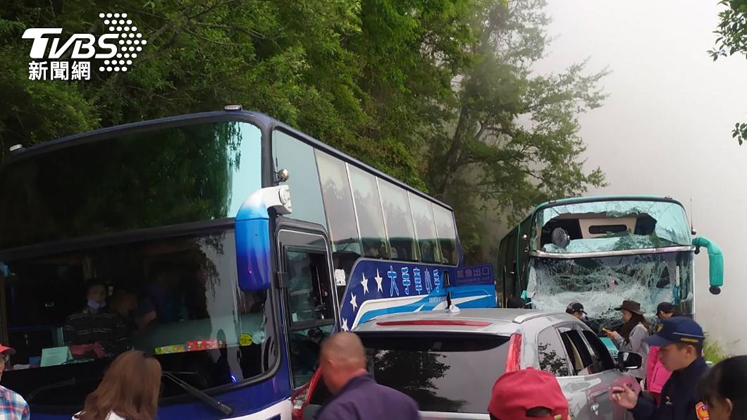 疑煞車失靈! 南投清境2輛遊覽車追撞釀18傷