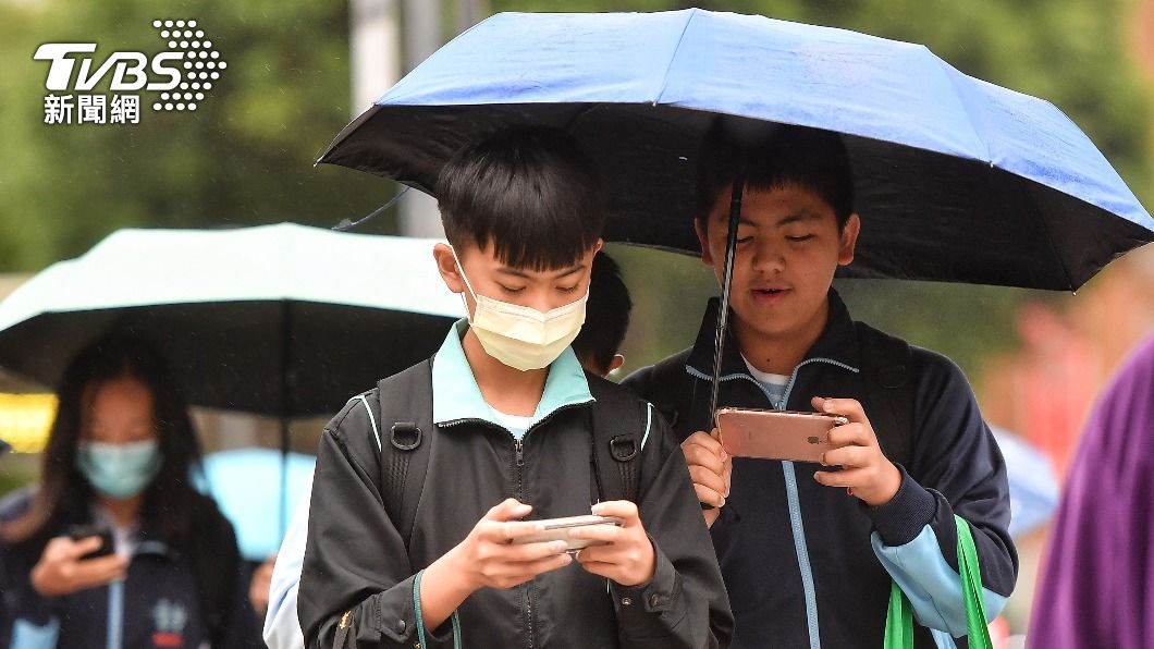 華南雲雨東移各地有雨 沿海風增強易掀長浪