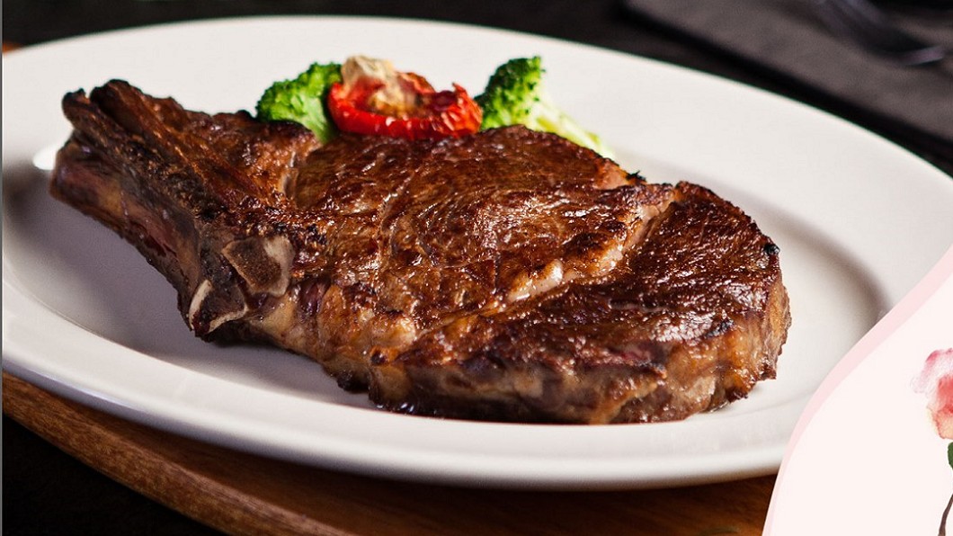 業者推出買1送1優惠大放送。(圖/翻攝自Fresh & Aged Italian Steak House臉書)