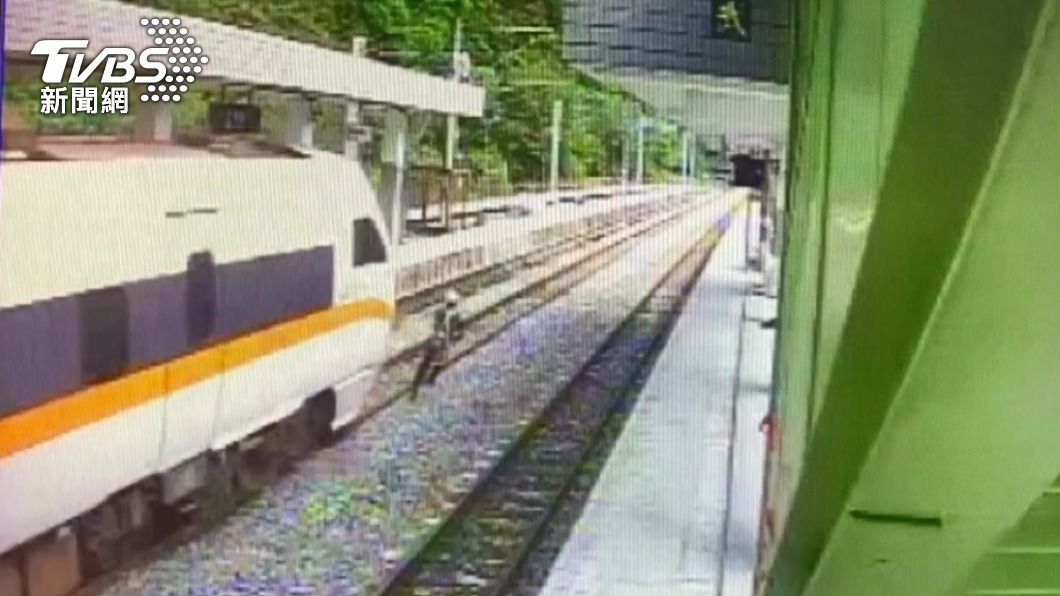 台鐵又驚傳意外，工人穿越軌道遭太魯閣號撞飛。（圖／TVBS） 