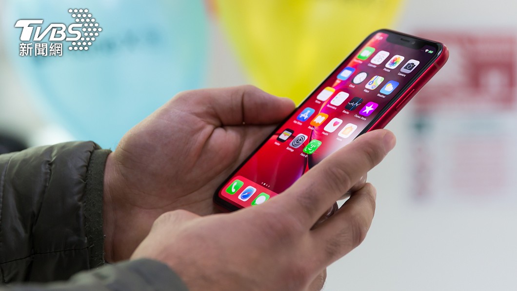 兒子為了拿iPhone XR,冒用父親身分到電信公司申辦。 (示意圖/shutterstock達志影像)
